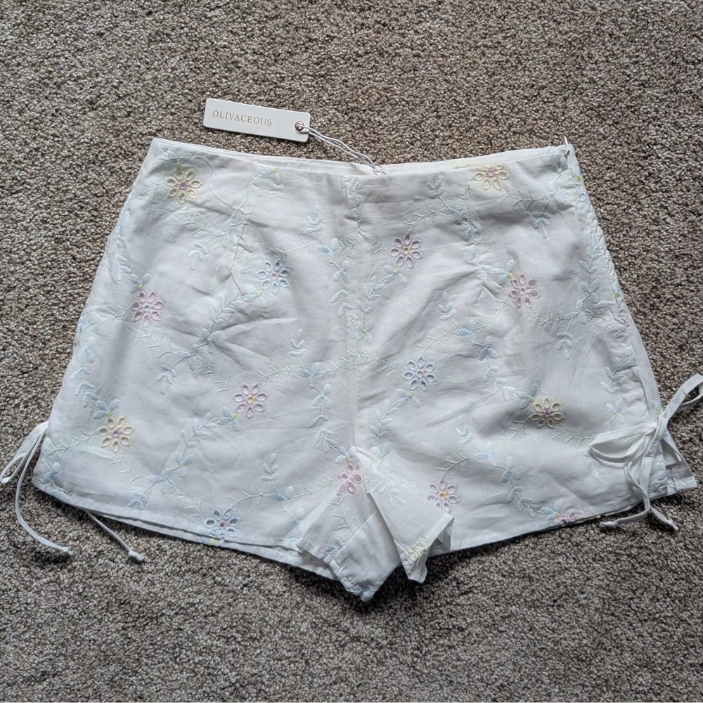 NWT Olivaceous Short Sz M Cotton White Floral Old Money Preppy Classic Bridal
